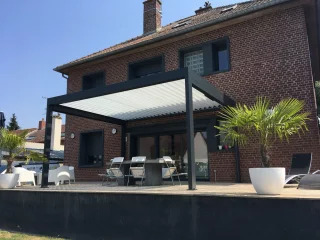 Vue d’une pergola aluminium moderne avec lames orientables