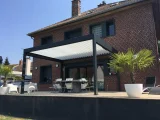 Vue d’une pergola aluminium moderne avec lames orientables
