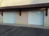 Installation d'une porte de garage sectionnelle par un professionnel