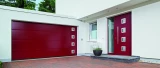 Porte de garage enroulable installée dans une maison moderne