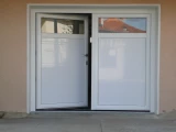 Vue intérieure d’un garage équipé d’une nouvelle porte automatique