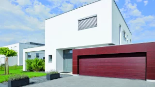 Installation d'une porte de garage sectionnelle par un professionnel