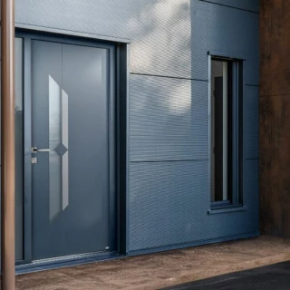 Equipe expert qui a posé une porte d'entrée