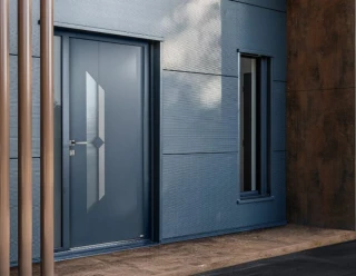 Equipe expert qui a posé une porte d'entrée