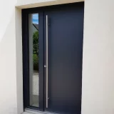 Porte d’entrée en aluminium résistante et esthétique à Chalon-sur-Saône.