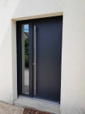Porte d’entrée en aluminium résistante et esthétique à Chalon-sur-Saône. 